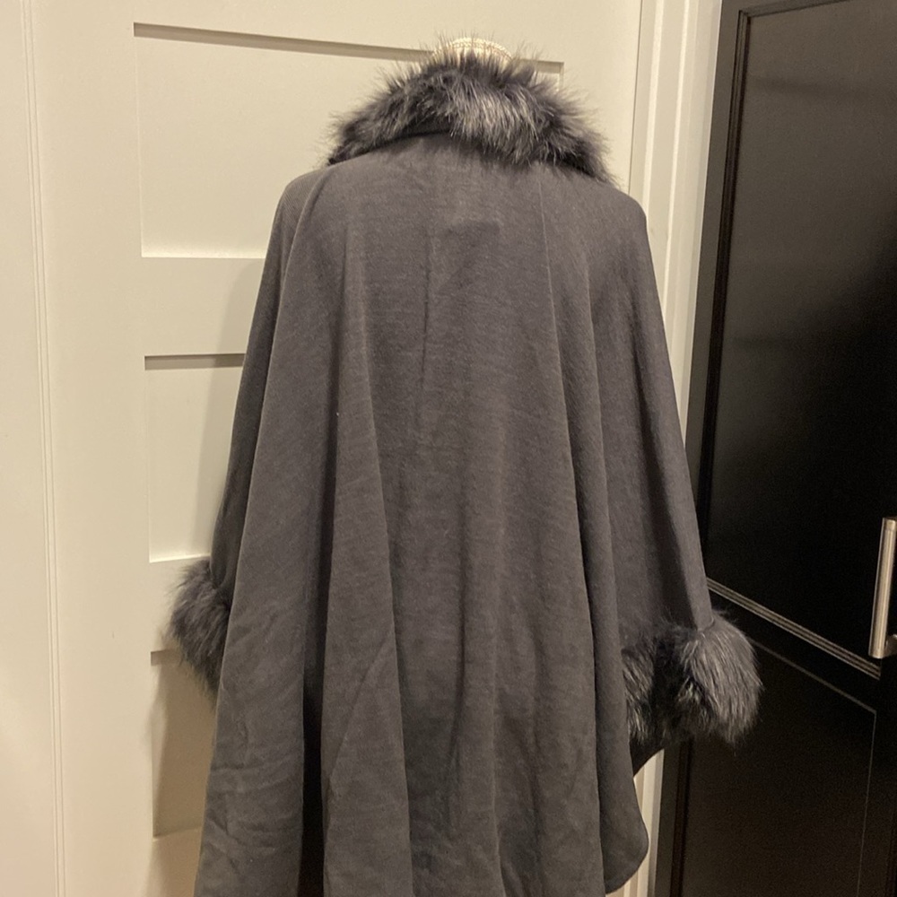 Dolce Cabo Gray Faux Fur Fleece Cape NWT - Picture 5 of 7